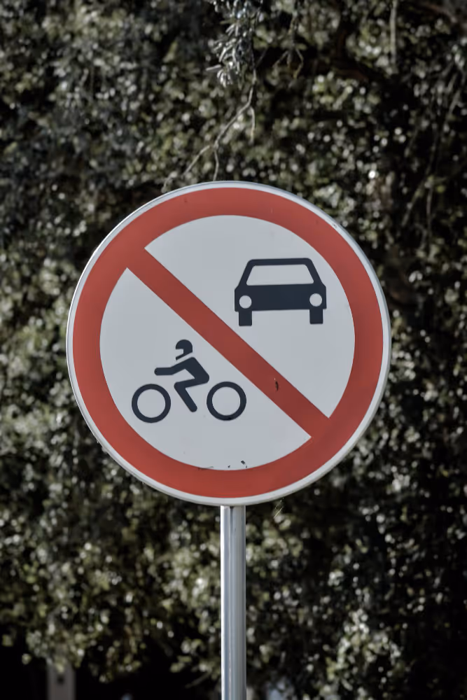 Ein Schild mit durchgestrichenem Auto und Motorrad.