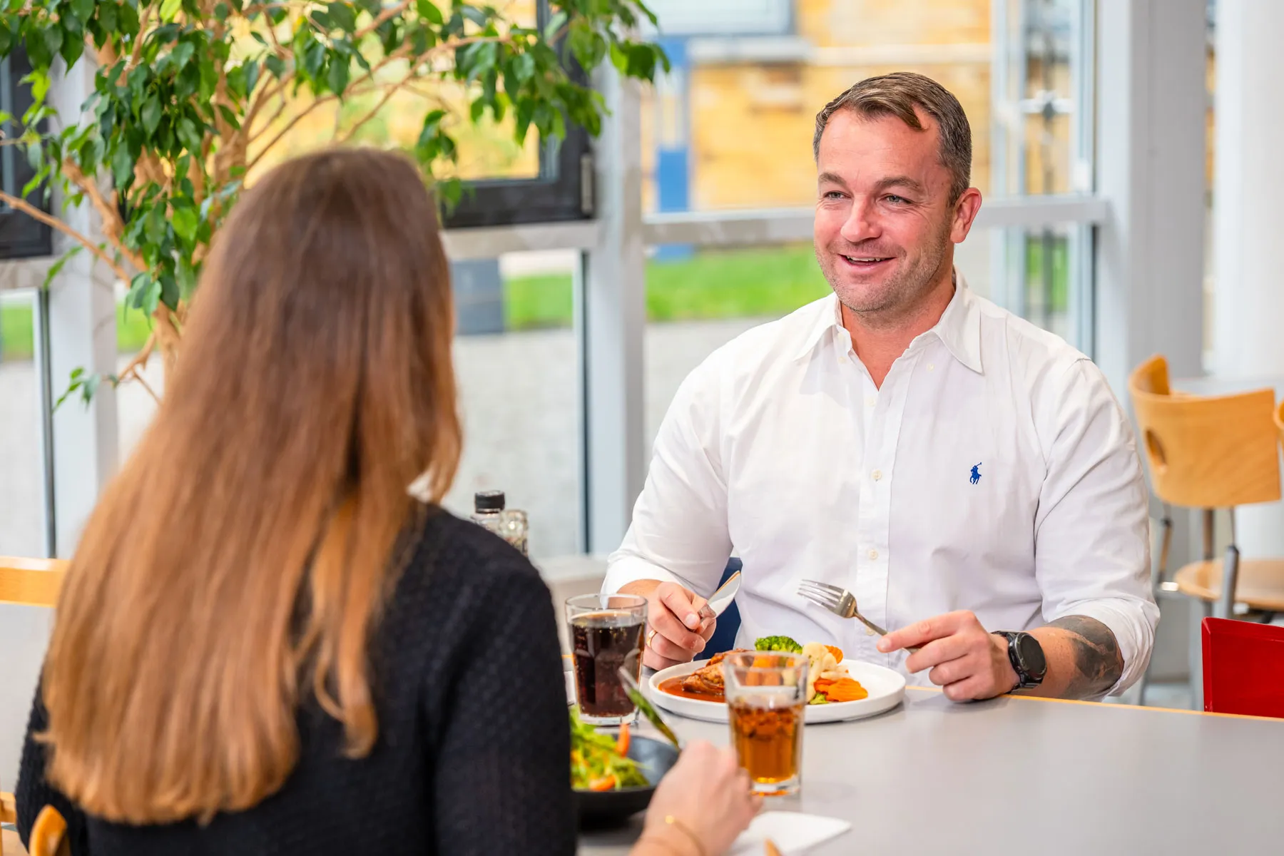 Essen in der Cafeteria der Sportschule Frankfurt