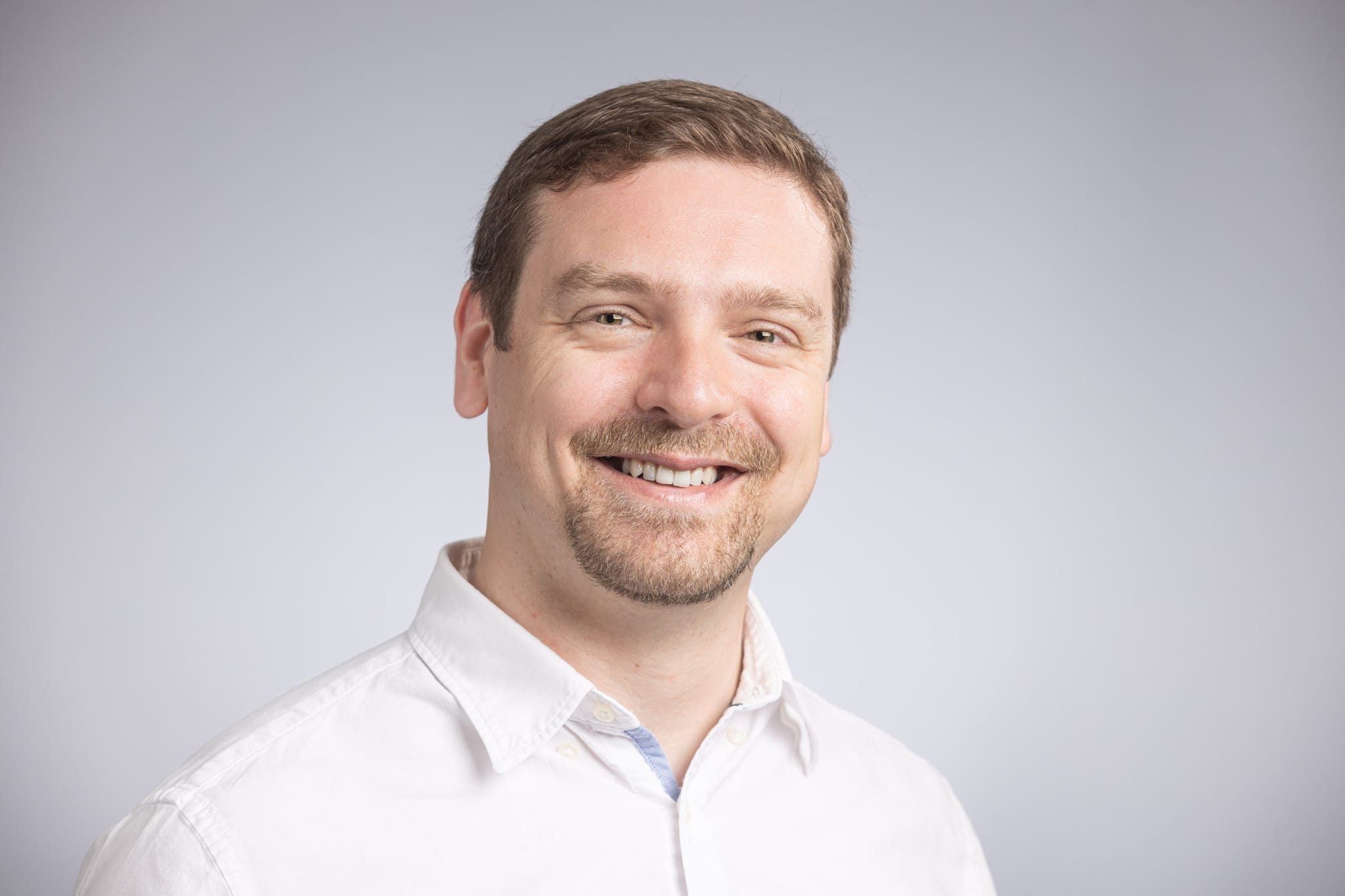 Porträt eines freundlichen Arztes in weißem Hemd, Hausärztin Münster.