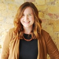 Anna Evans, autorka článku