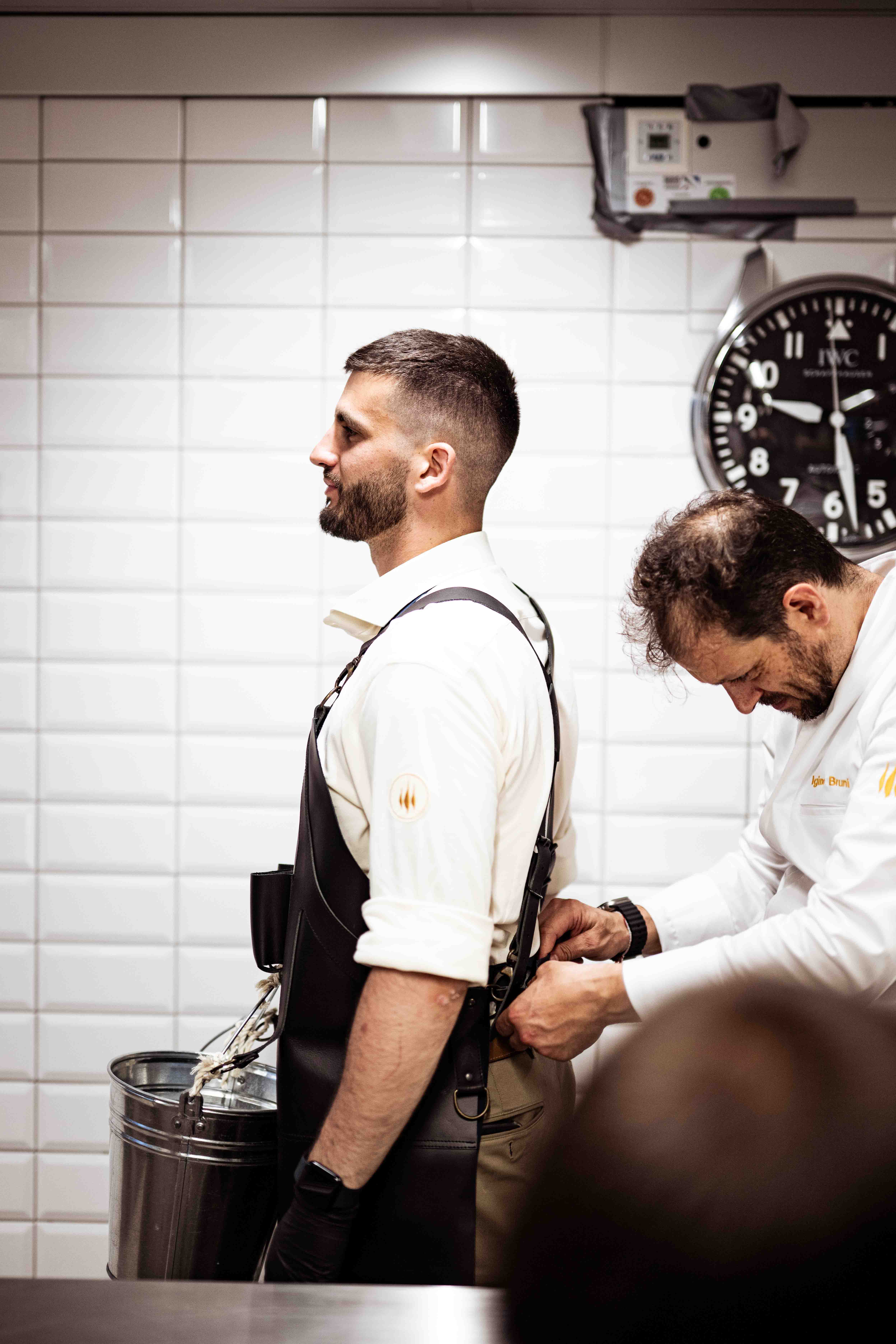 Koch bindet Schürze