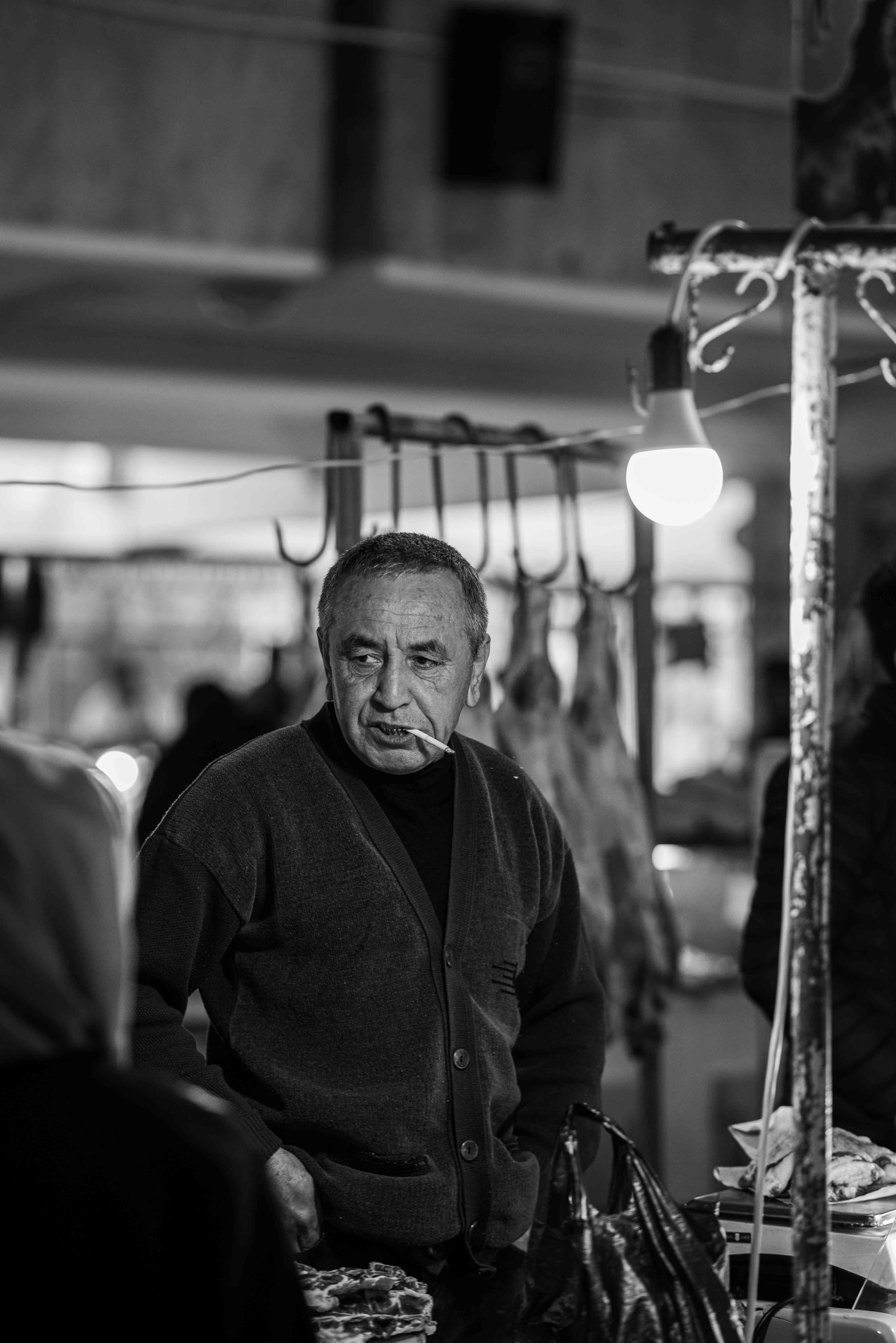 Marktverkäufer mit Zigarette