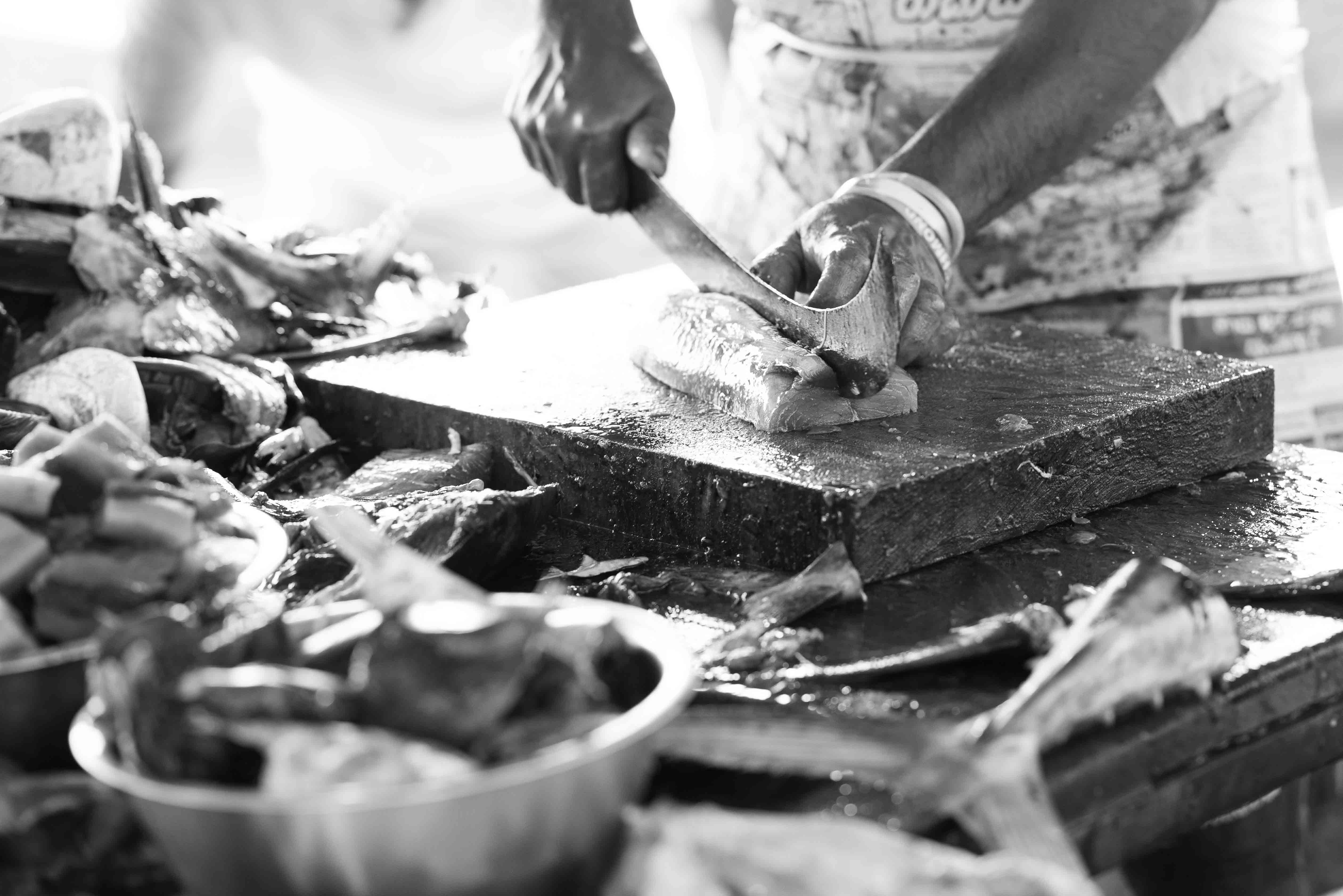 Fisch wird geschnitten