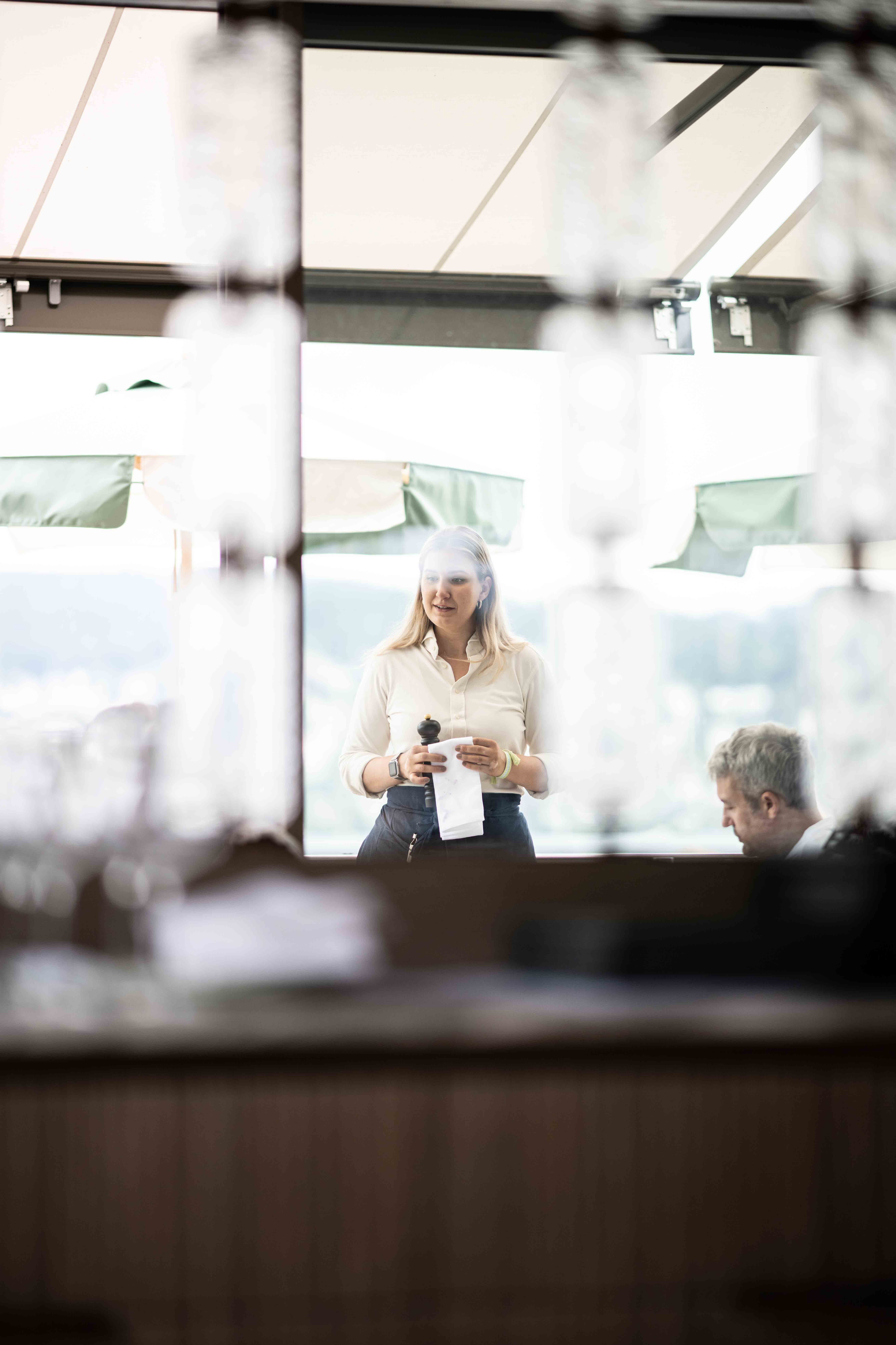 Kellnerin bei der Arbeit