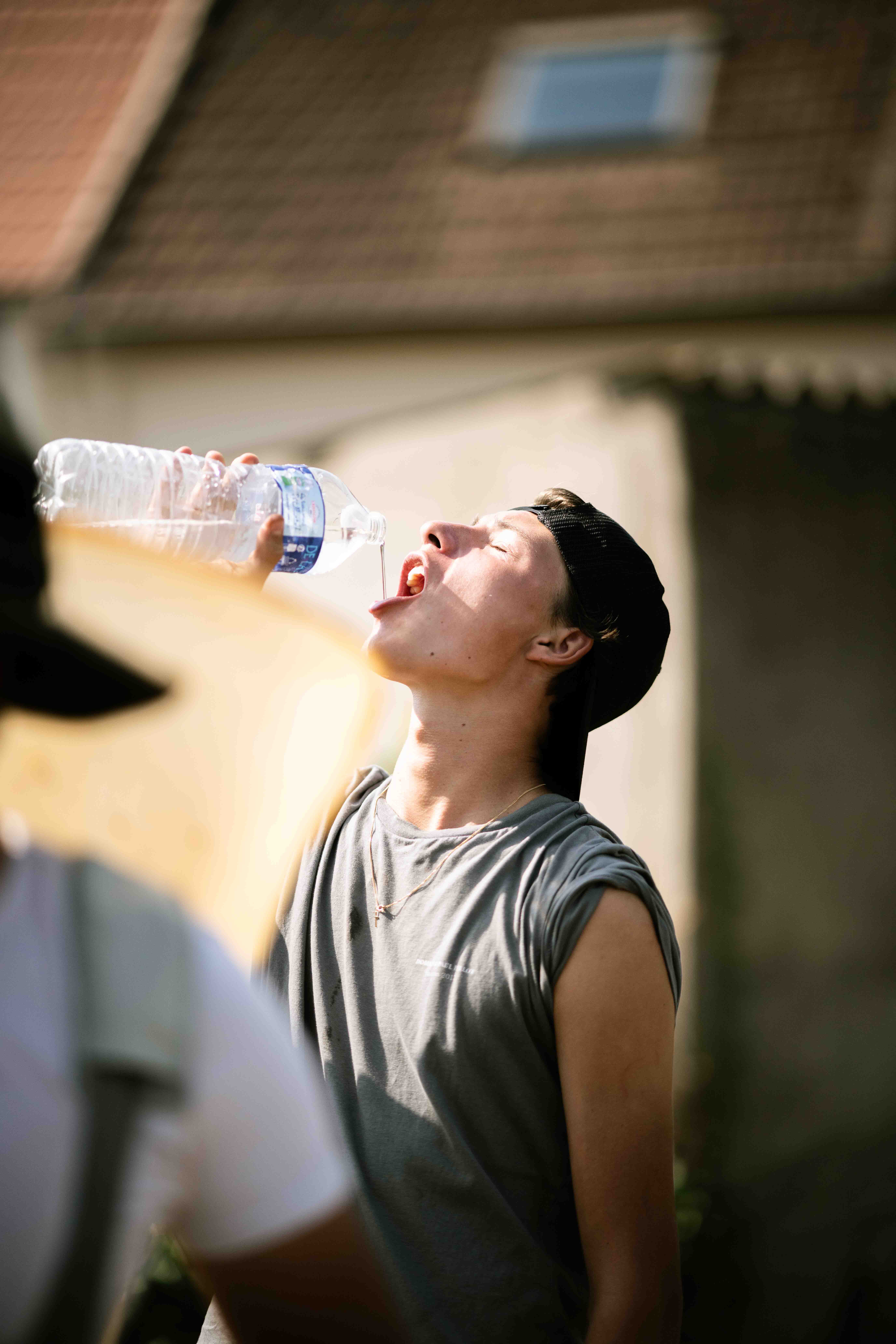 Mann trinkt aus Flasche