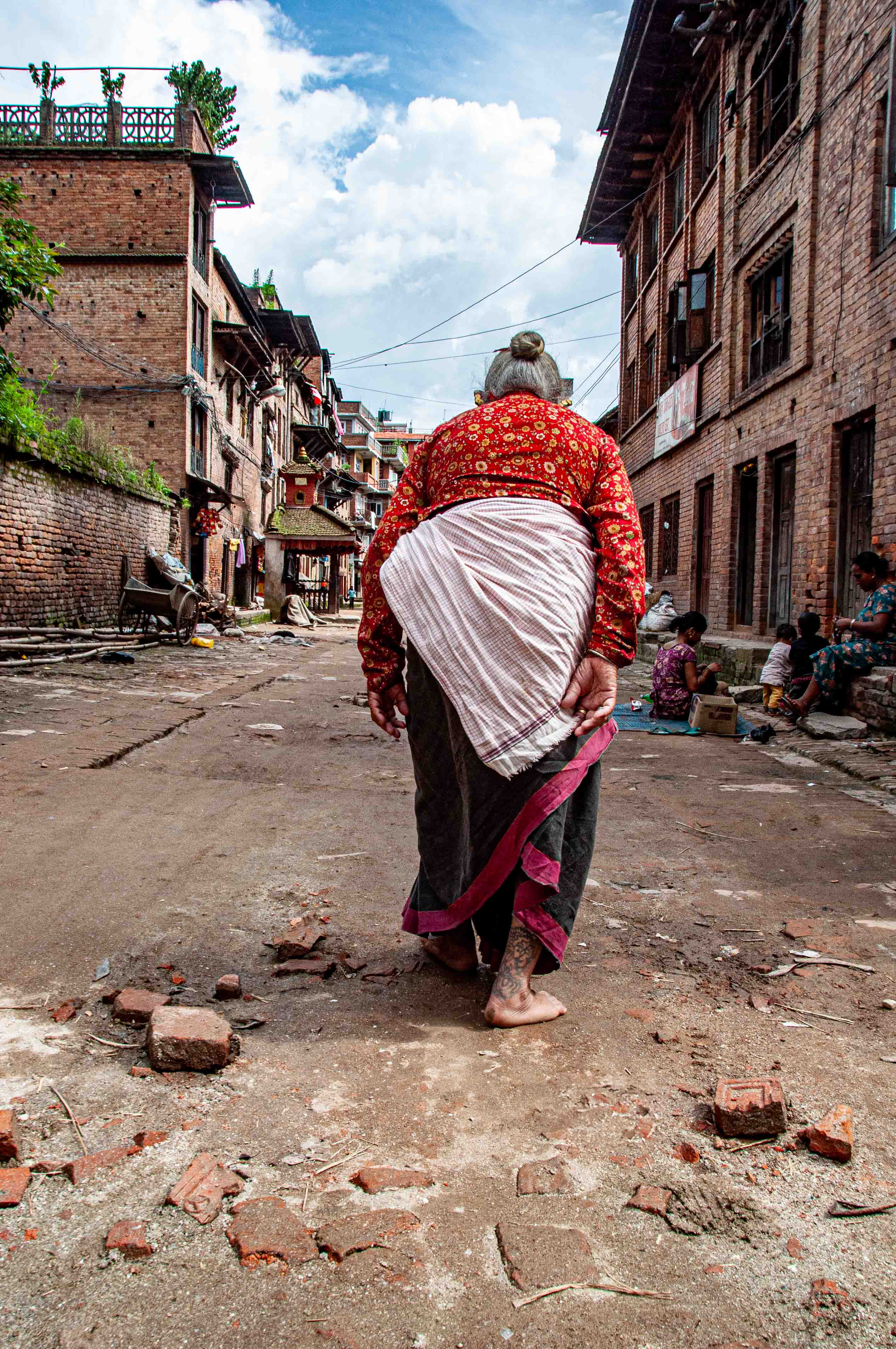 Frau in Nepal von hinten