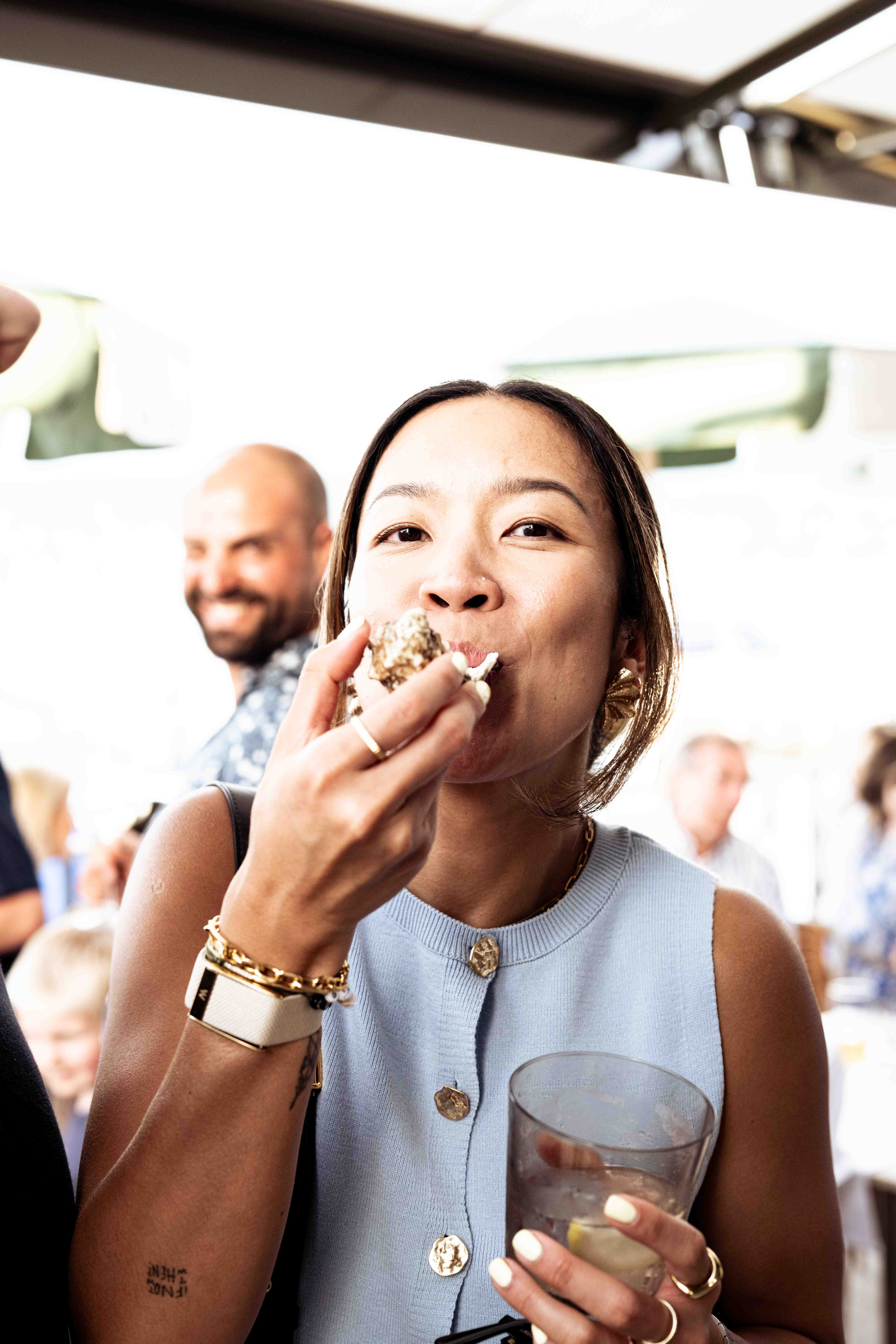 Frau beim Austern Essen
