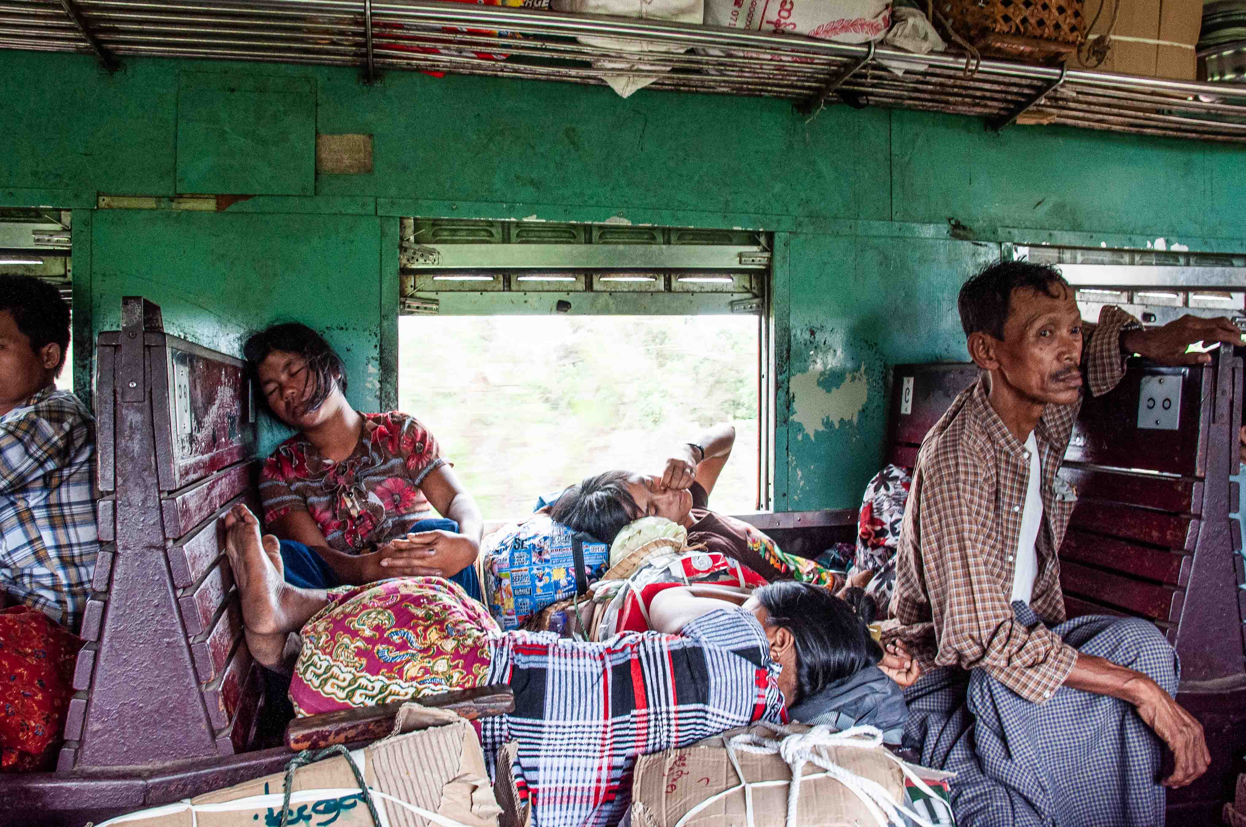 Familie beim Reisen mit dem Zug