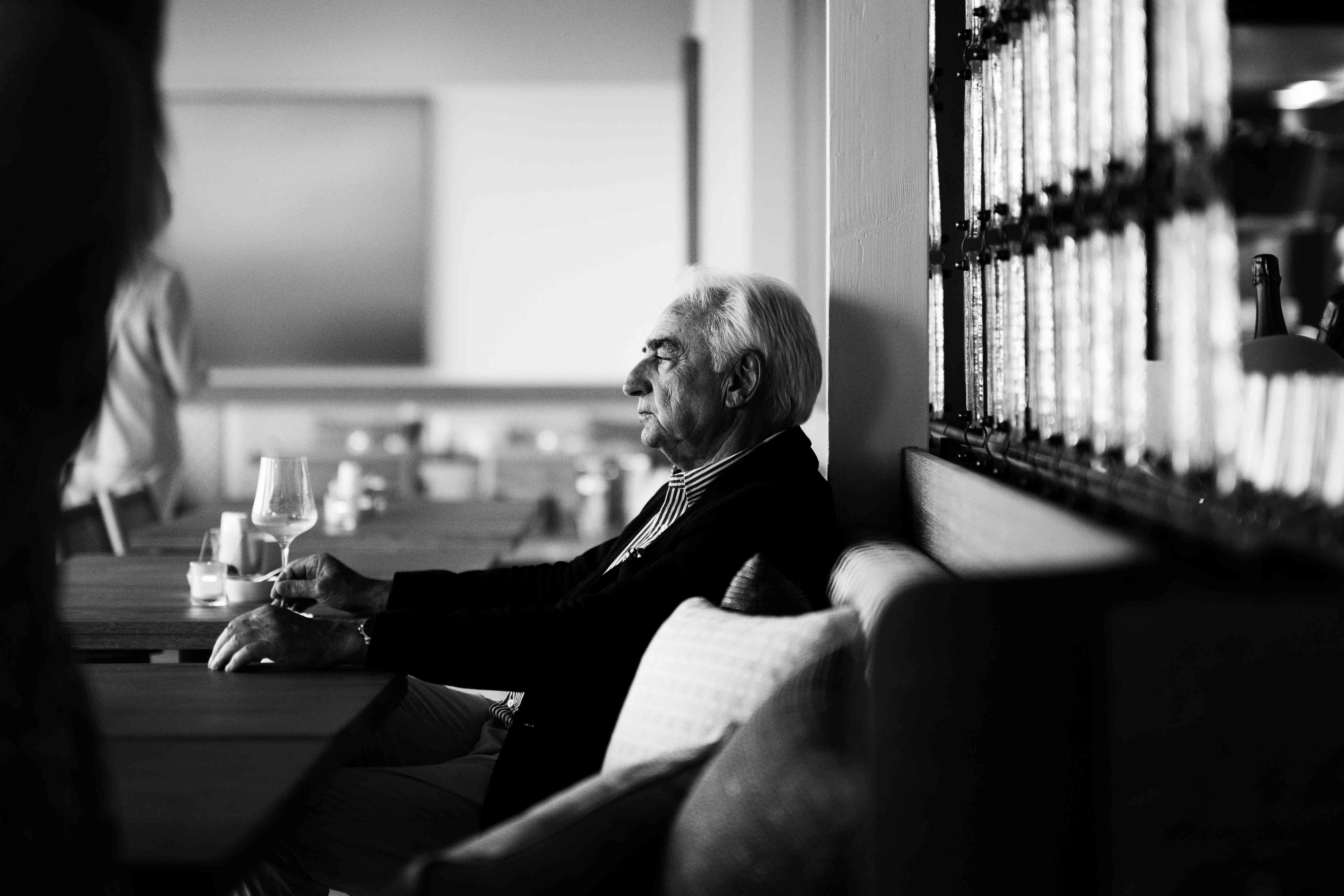 Einsamer Mann in Restaurant