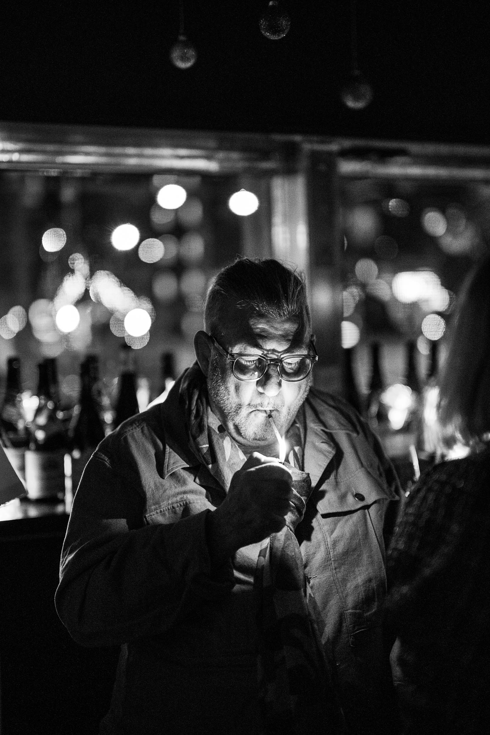 Mann zündet sich Zigarette an