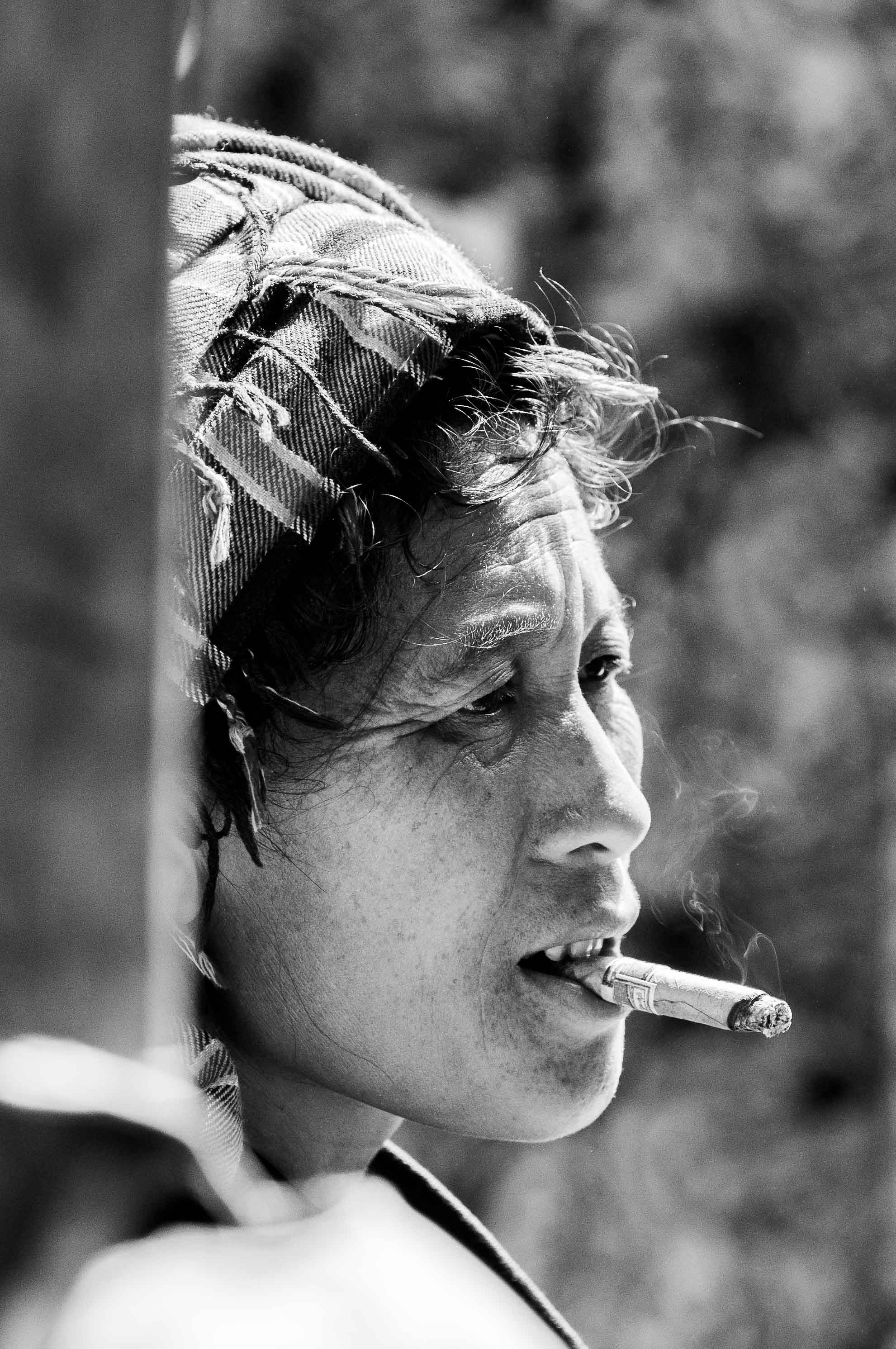 Frau die Zigarre raucht