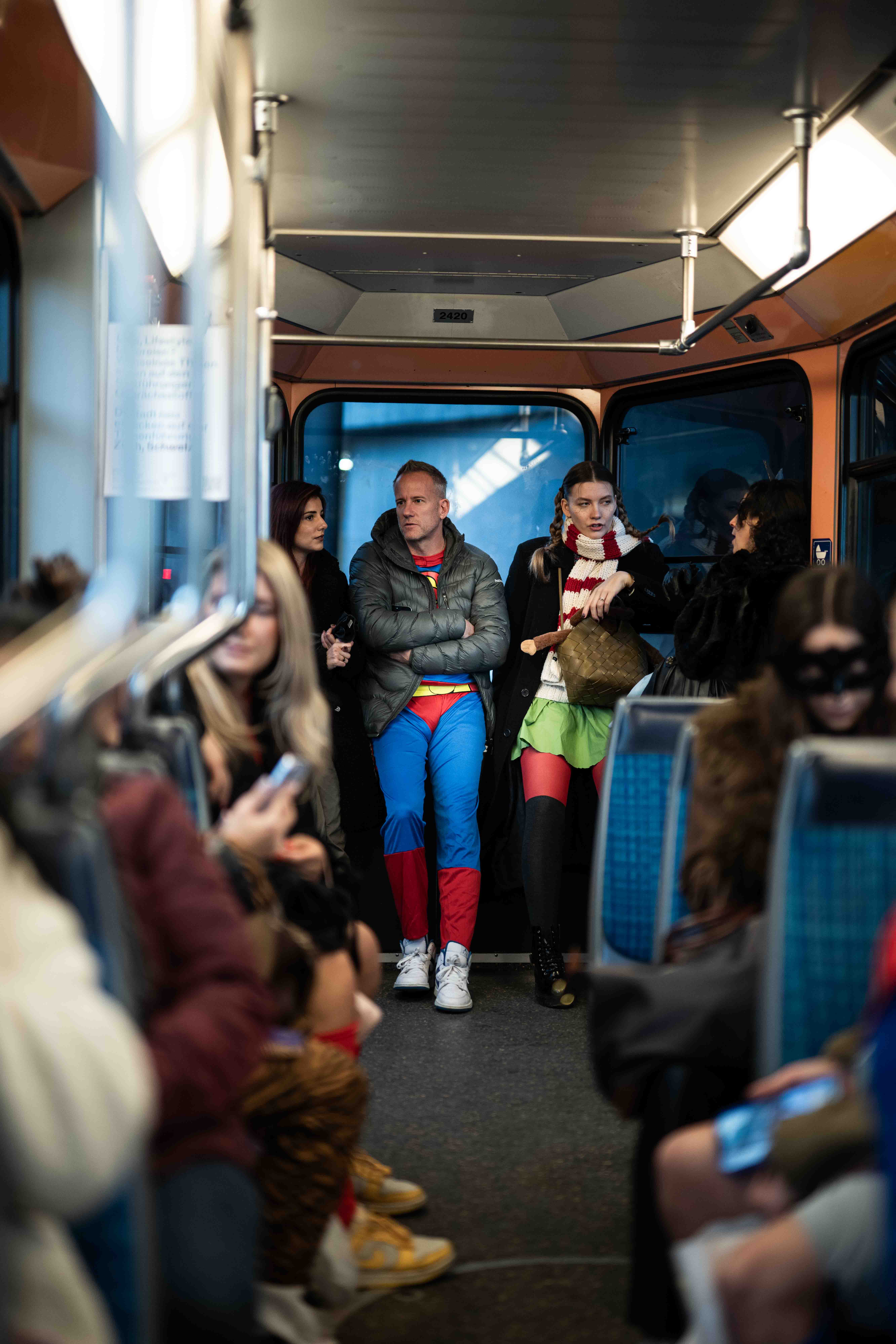 Superhelden in der Straßenbahn