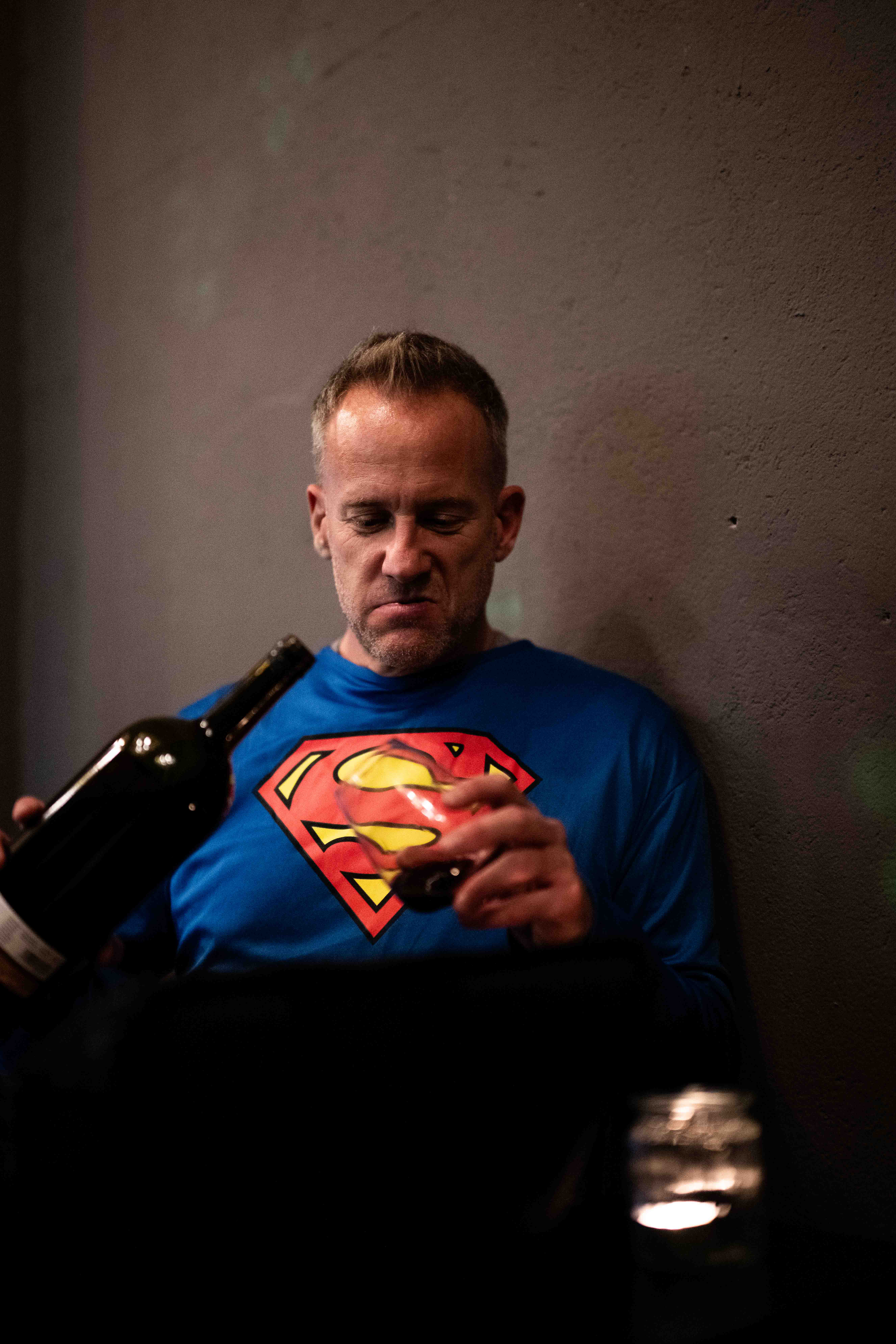 Superman trinkt Wein