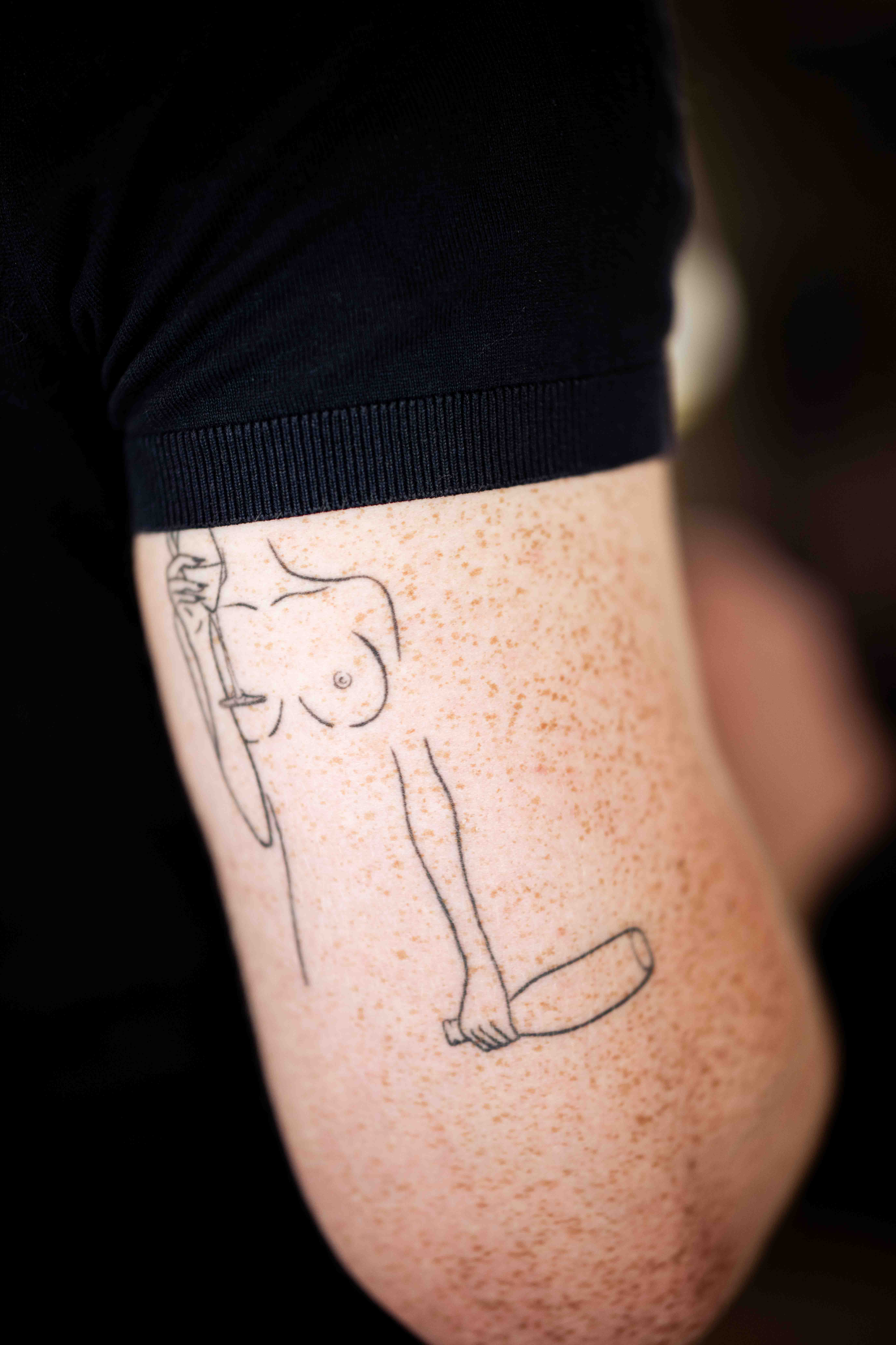 Tattoo nackter Frau mit Weinflasche
