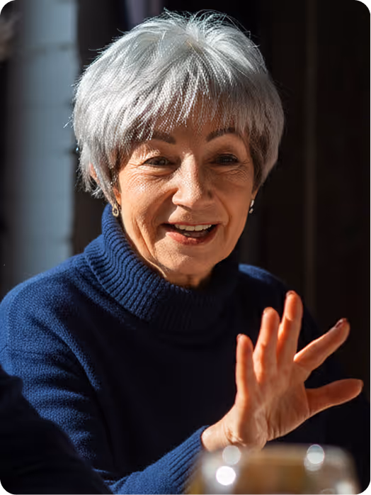 Femme âgée souriante 