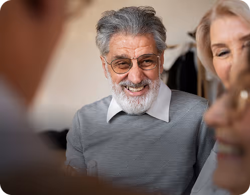 Un homme âgé souriant