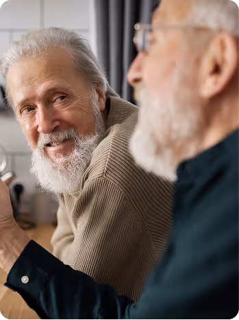 Deux hommes âgés à la barbe blanche 