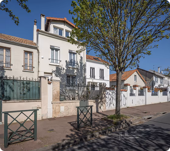 Rangée de maisons résidentielles blanches 