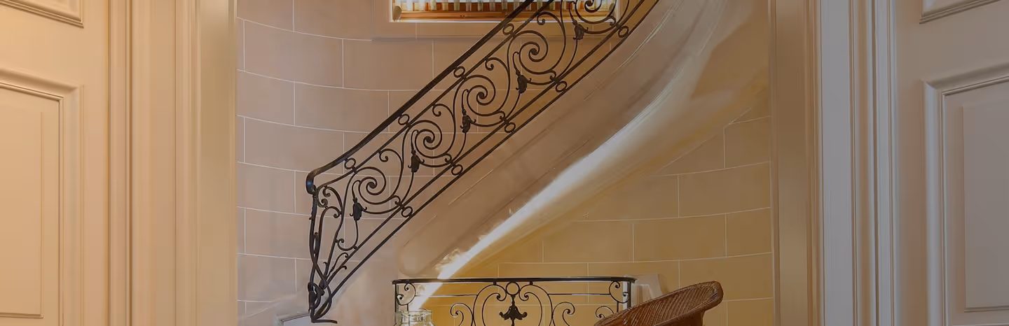 Escalier courbé avec rampe en fer 