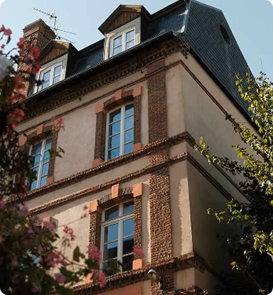 Immeuble de trois étages avec une façade en briques