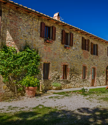 Un bâtiment en pierre avec une horloge sur la façade.