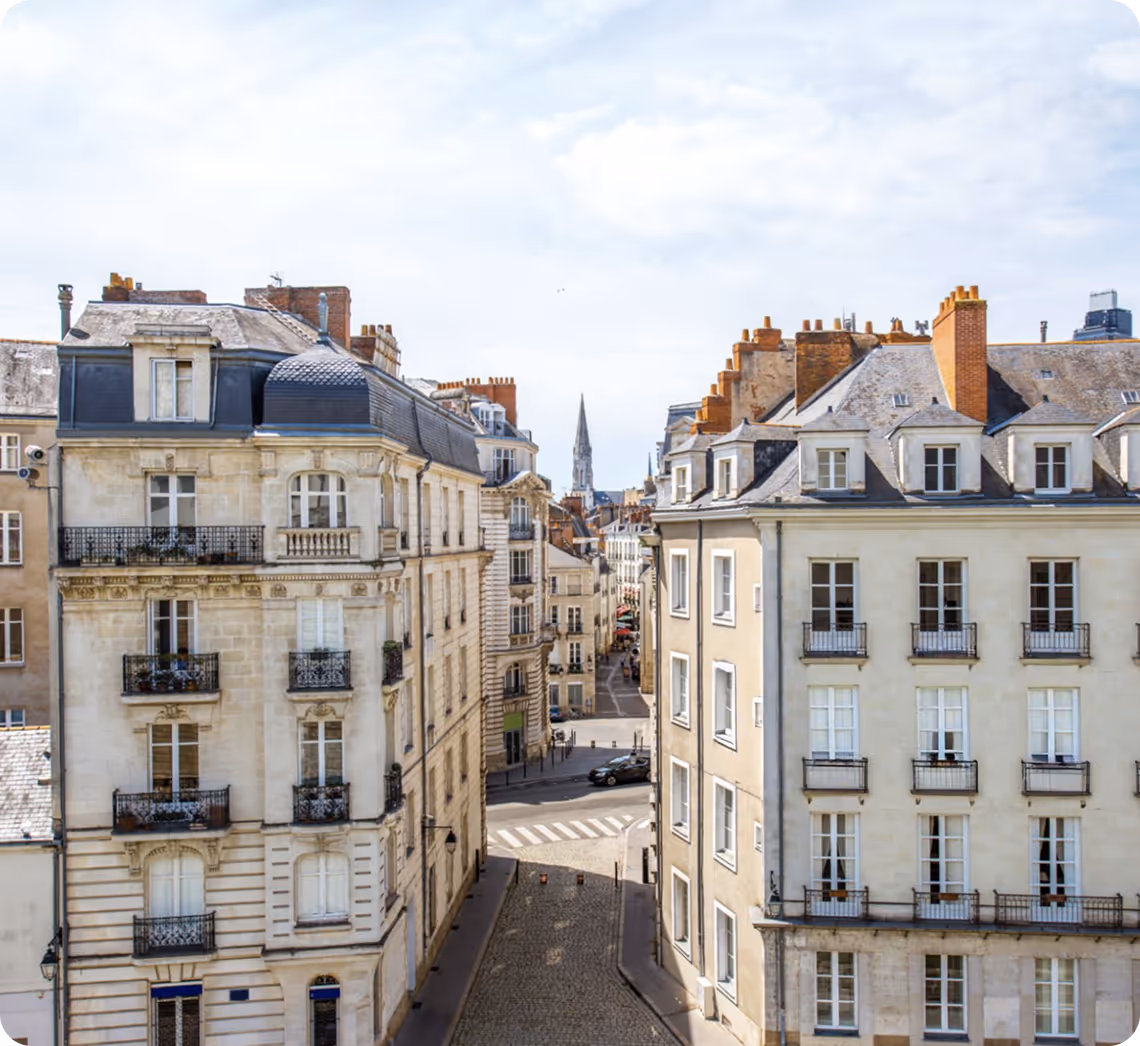 Une rue de la ville avec une tour horloge en arrière-plan.