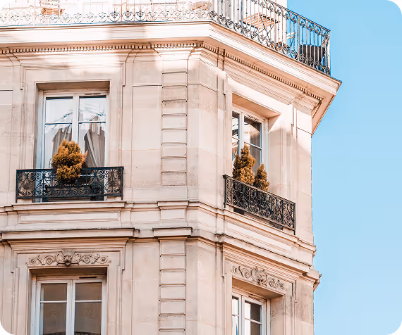 Immeuble style parisien avec des balcons en fer 