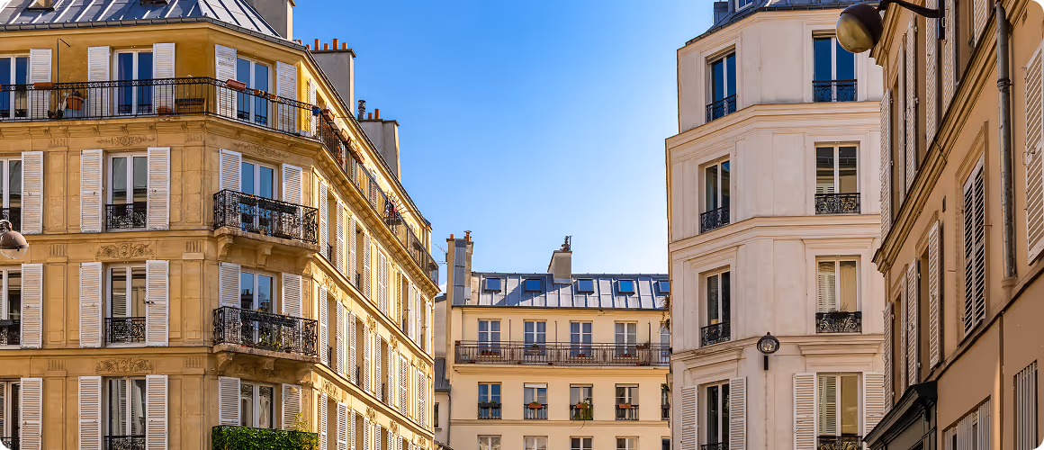 Vue ensoleillée d'immeubles parisiens classiques 