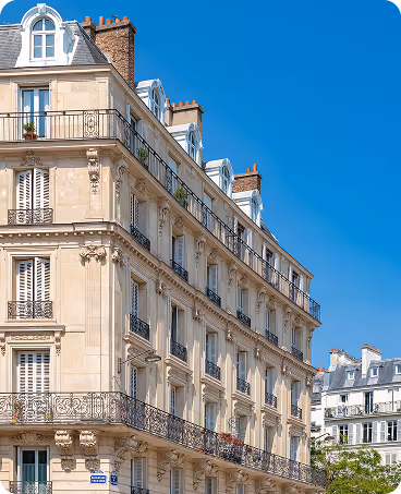 Immeuble parisien classique avec une façade en pierre couleur crème