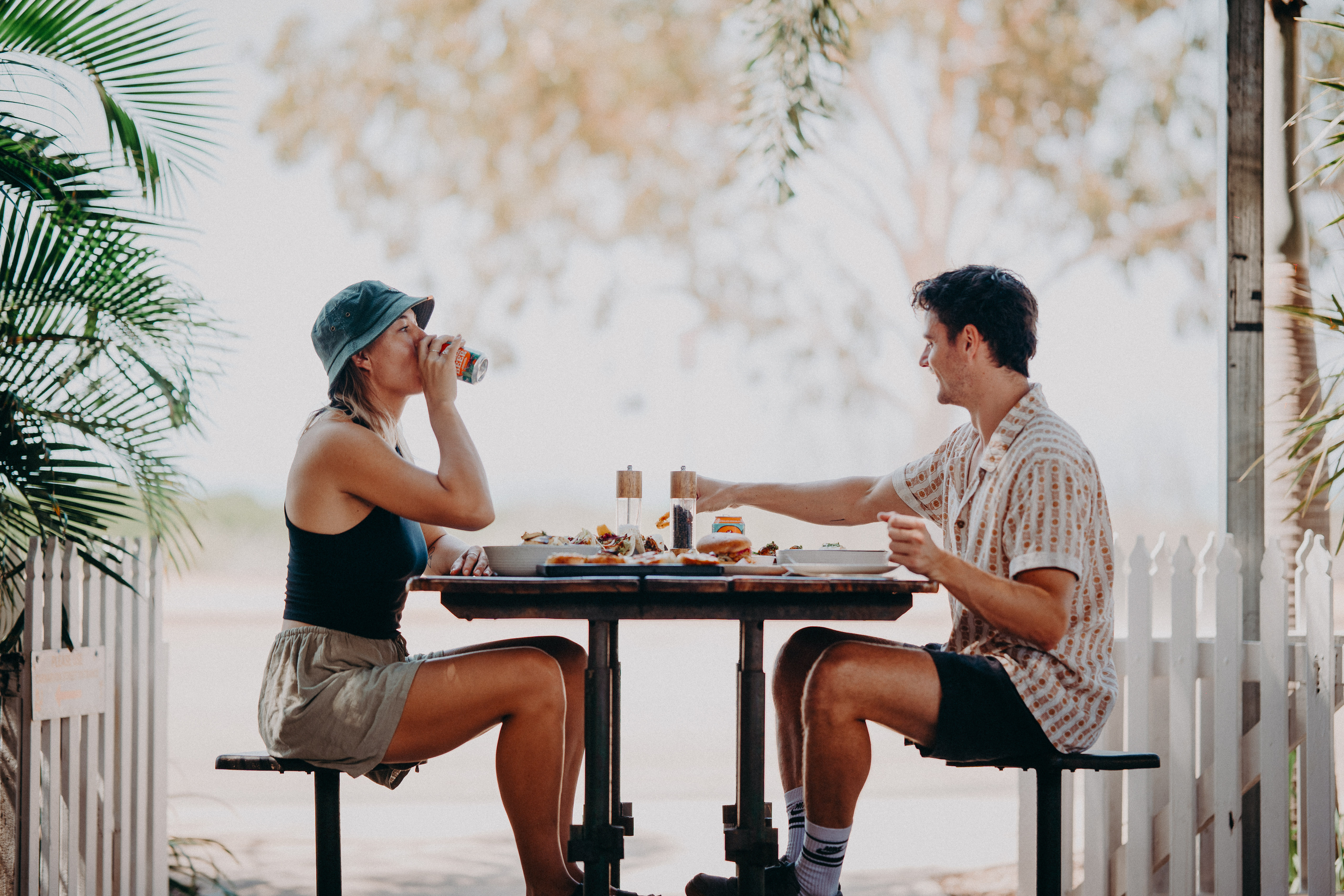 bar et restauration, textures, verres et lumière naturelle