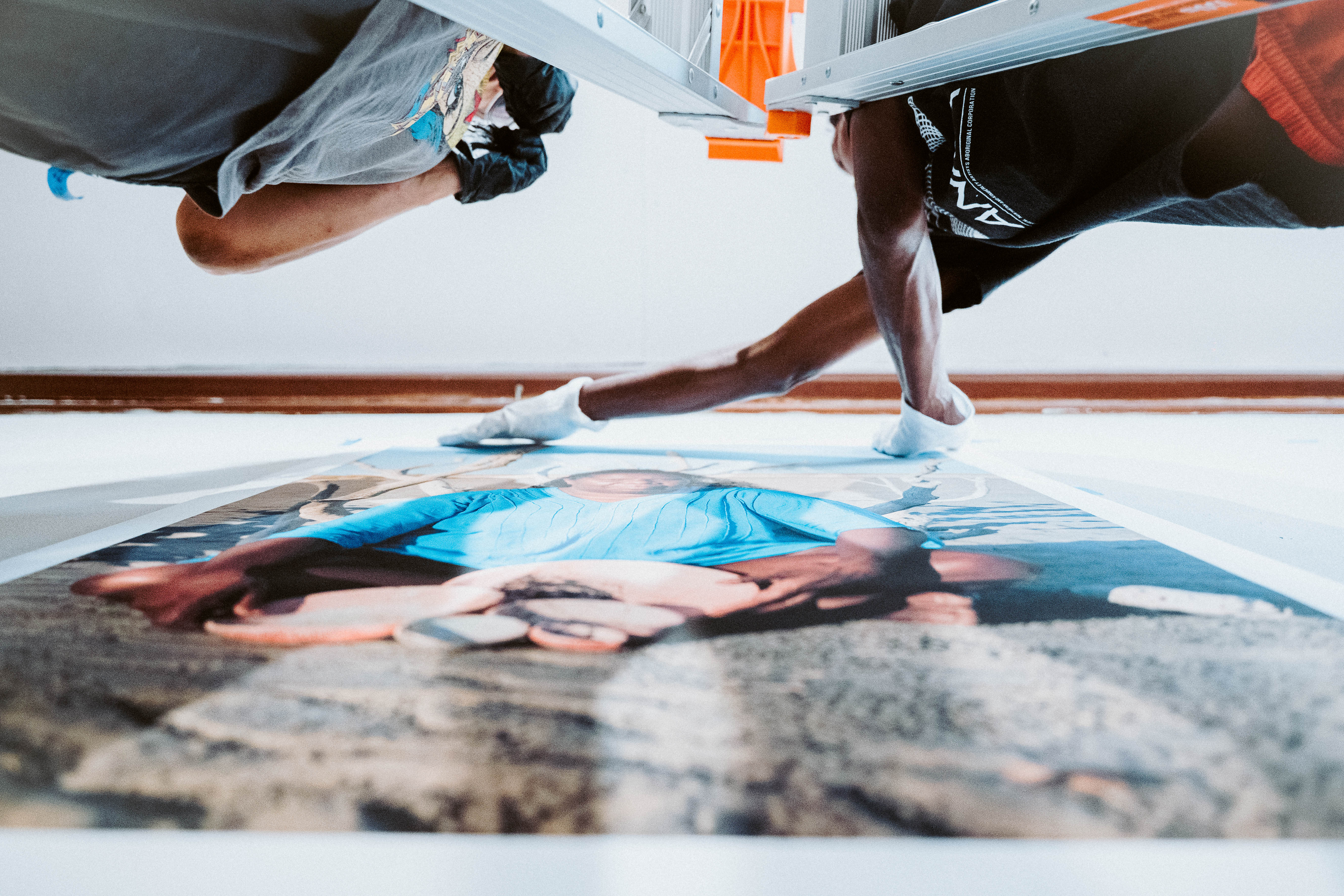 Moment partagé pendant un événement culturel, photographie documentaire et atmosphère