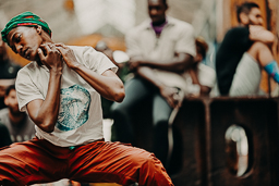 Artiste en performance live au cœur d’un événement culturel urbain