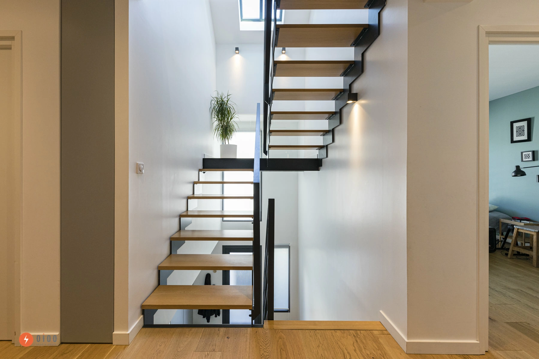 Vidéo drone FPV intérieur · perspective architecturale d'un escalier moderne dans une maison d'architecte en Bretagne.