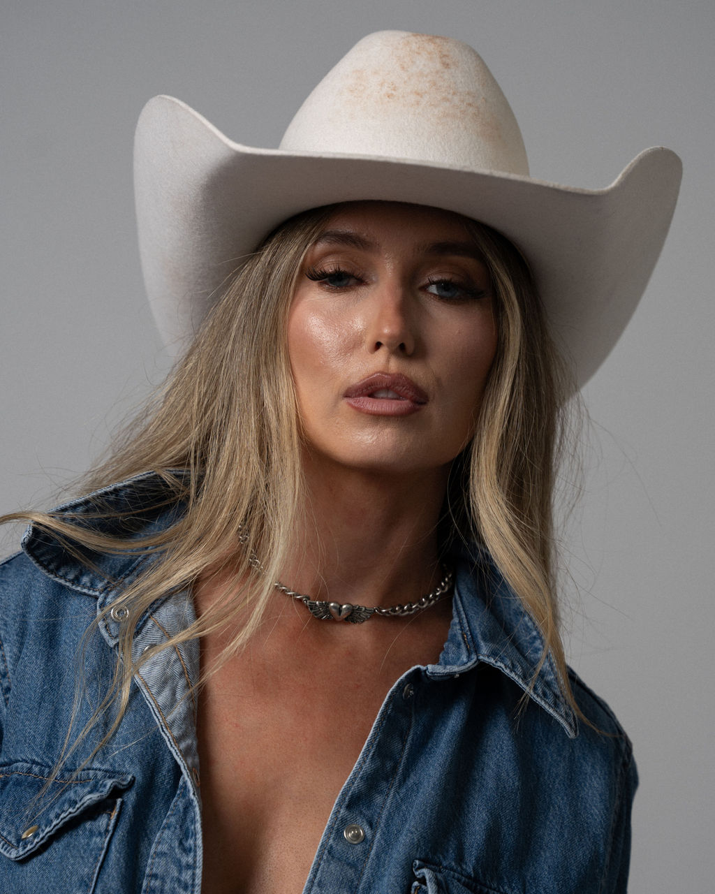 Ashleigh Greenwood in a cream cowboy hat and open denim jacket