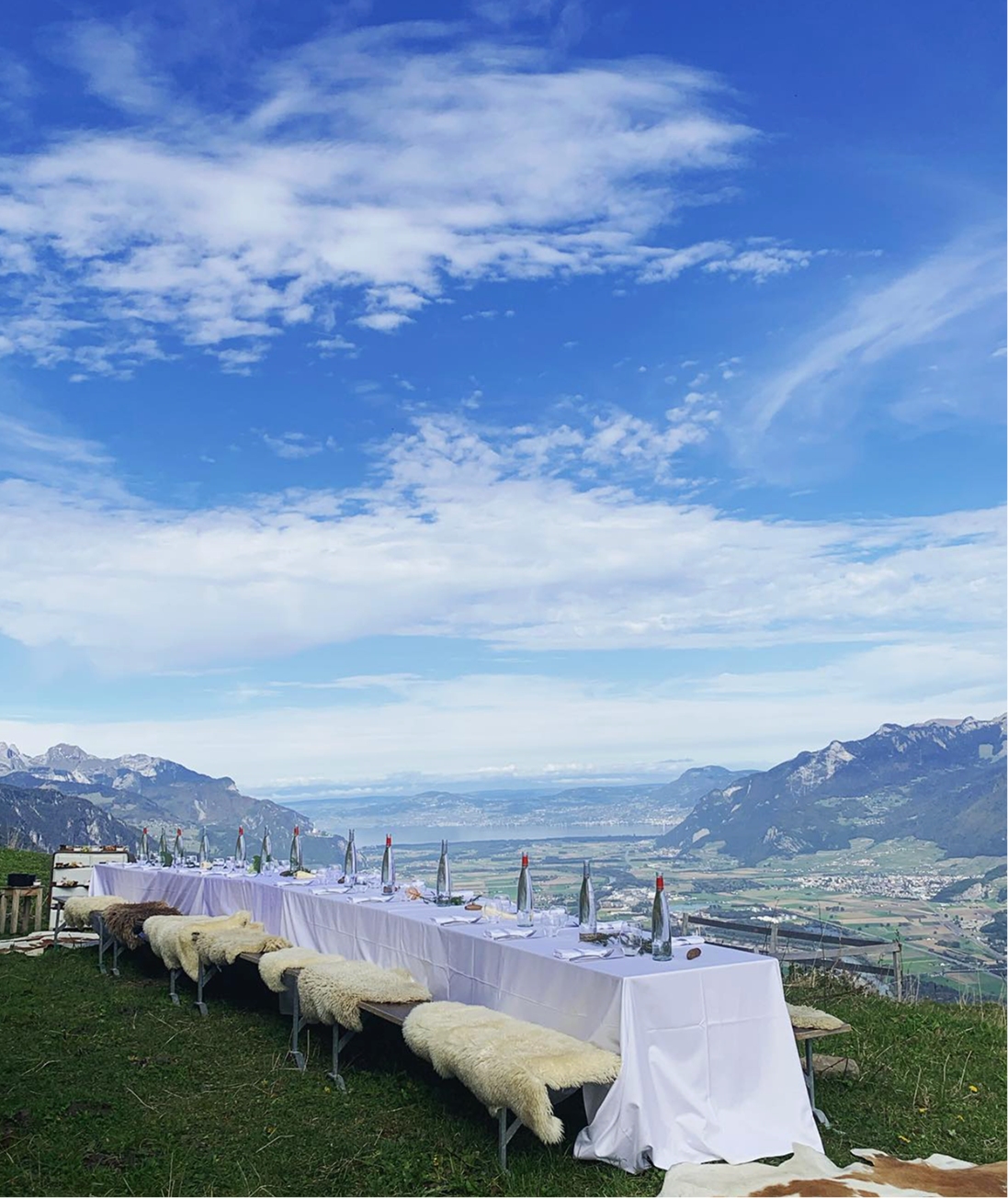 Table de banquet sur l'alpage sous un grand ciel bleu – événements à Whitepod dans les Alpes suisses