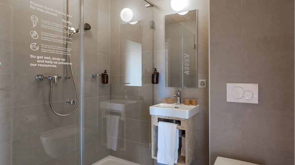 Salle d'eau moderne dans un chalet
