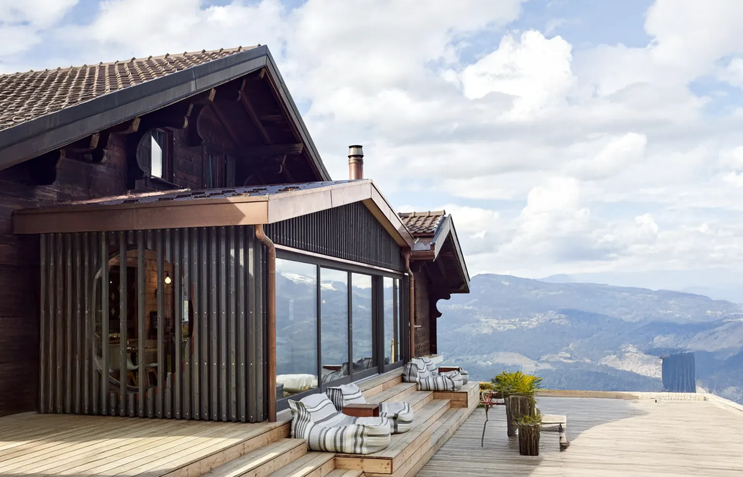 Grand chalet en bois avec terrasse panoramique dominant la vallée – restaurant Les Cerniers au-dessus de Monthey