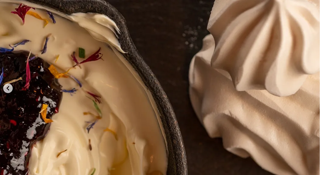 Dessert meringué aux fruits rouges en gros plan – restaurant Les Cerniers au-dessus de Monthey