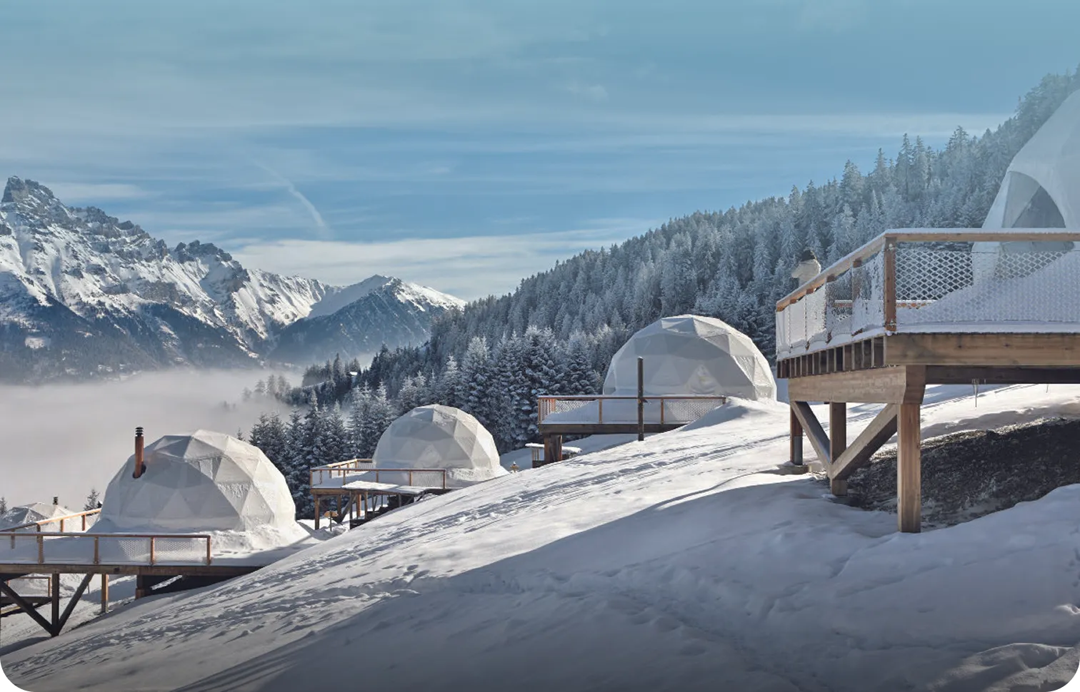 Pods en dôme sous la neige au-dessus d'une mer de nuages – Whitepod, hôtel bulle dans les Alpes suisses