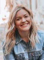 Portrait d'une cliente souriante en veste en jean – Whitepod, hôtel insolite dans les Alpes suisses