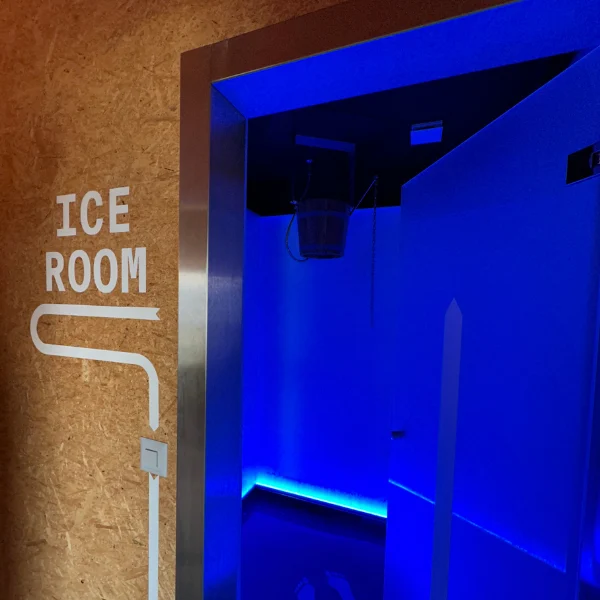 Entrée de l'Ice Room éclairée de bleu – spa Whitepod à la montagne dans le Valais