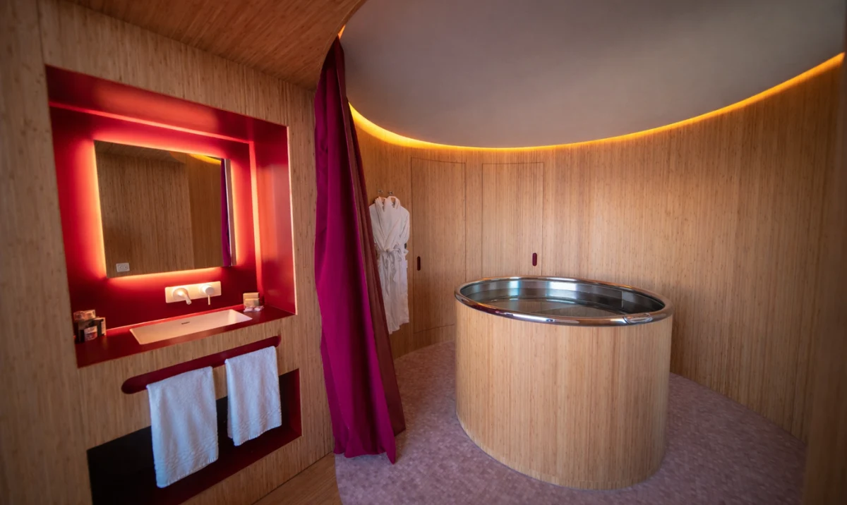 Privates japanisches Bad im Inneren des Pods