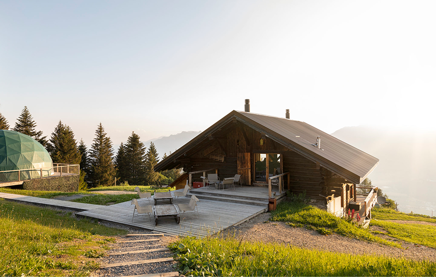Chalet de la Tsijiri sur l'alpage au soleil couchant – restaurant Les Cerniers au-dessus de Monthey