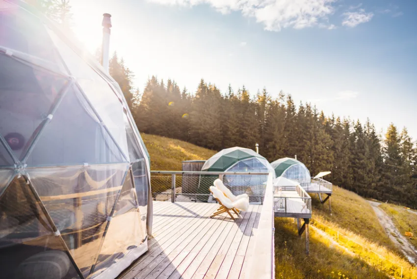 Transparente Pods mit Holzterrassen auf der sonnigen Alp – Pod Deluxe, Pod von Whitepod im Wallis