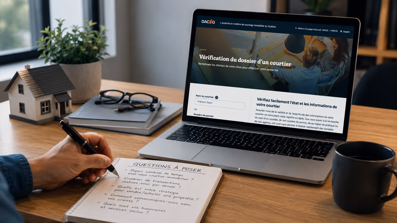 Bloc-notes avec questions pour un courtier immobilier devant un ordinateur affichant le site de l’OACIQ