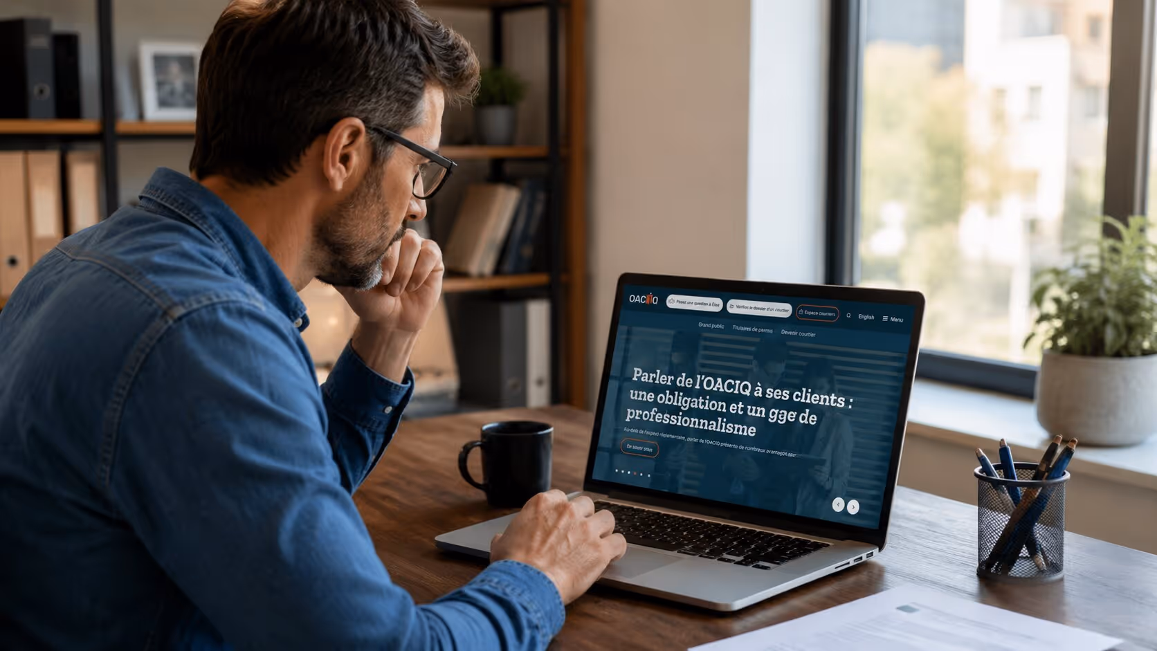Homme consultant le site de l’OACIQ sur un ordinateur portable avant de choisir un courtier immobilier