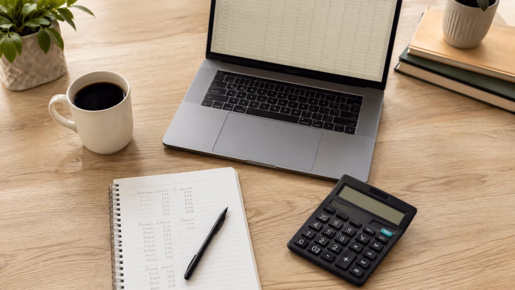 Calculatrice, documents financiers et relevé hypothécaire illustrant le calcul de l'équité nette à partager après la vente d'une maison