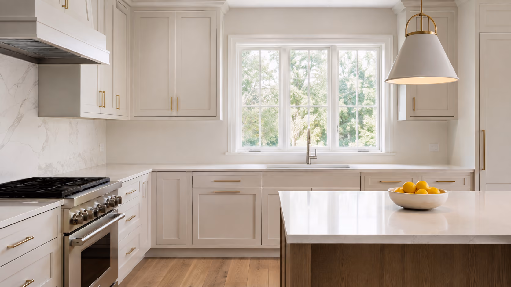 Cuisine dégagée et impeccable avec comptoirs vides, illustrant la préparation d'une maison avant les visites d'acheteurs