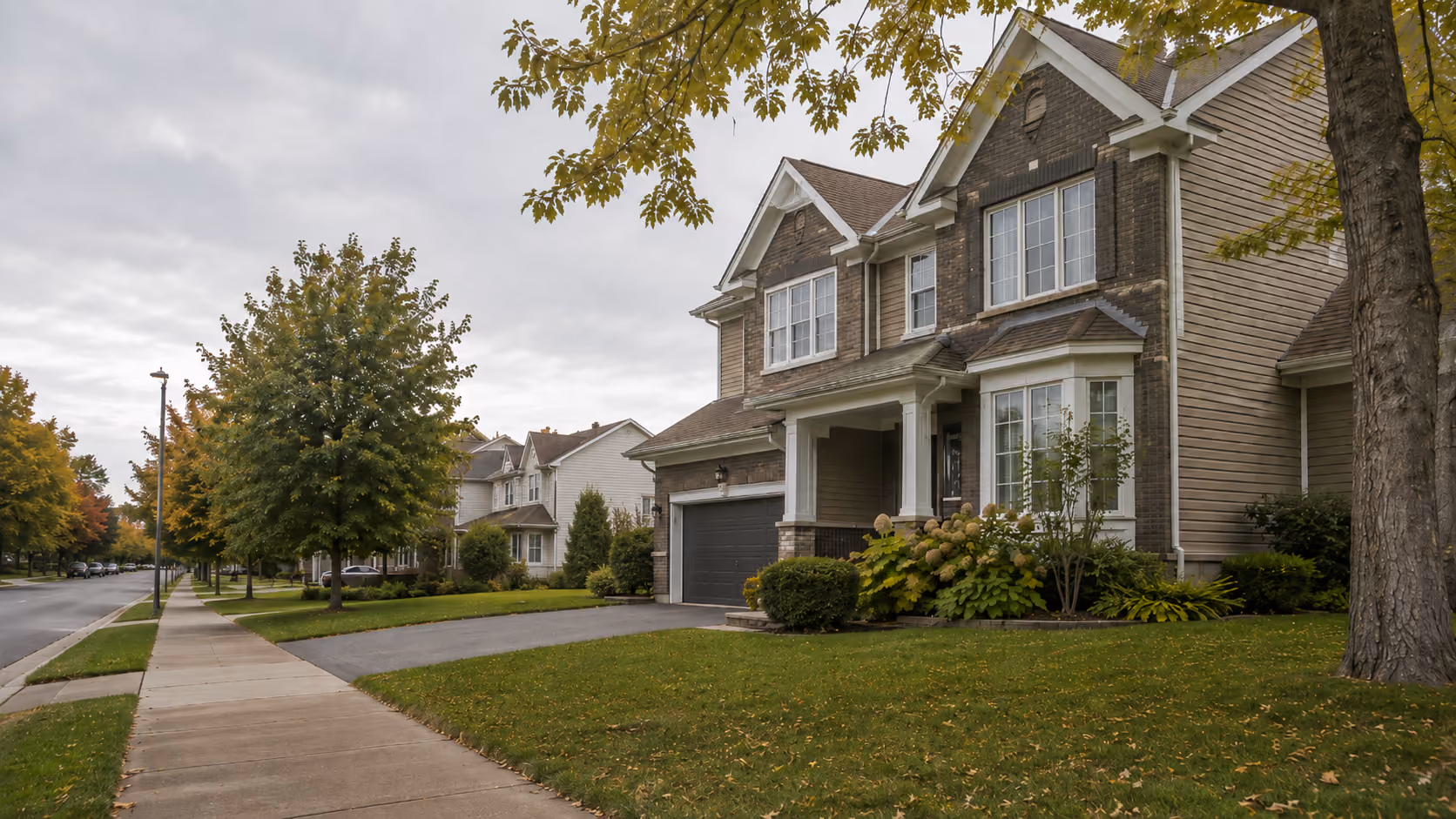 Maison unifamiliale affichée à vendre dans un quartier résidentiel de la Rive-Sud de Montréal illustrant les délais de vente en 2026
