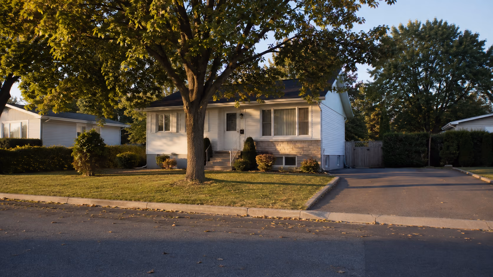 Maison unifamiliale québécoise vue de l'extérieur en fin de journée, illustrant une propriété faisant partie d'une succession